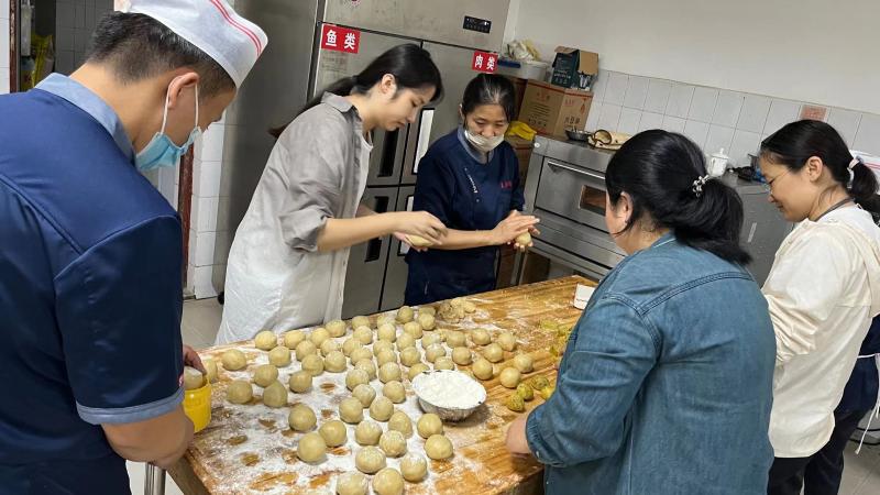 赢博·体育-赢博(中国)开展“我们的节日·精神的家园——中秋节”巧手做月饼活动(图1)