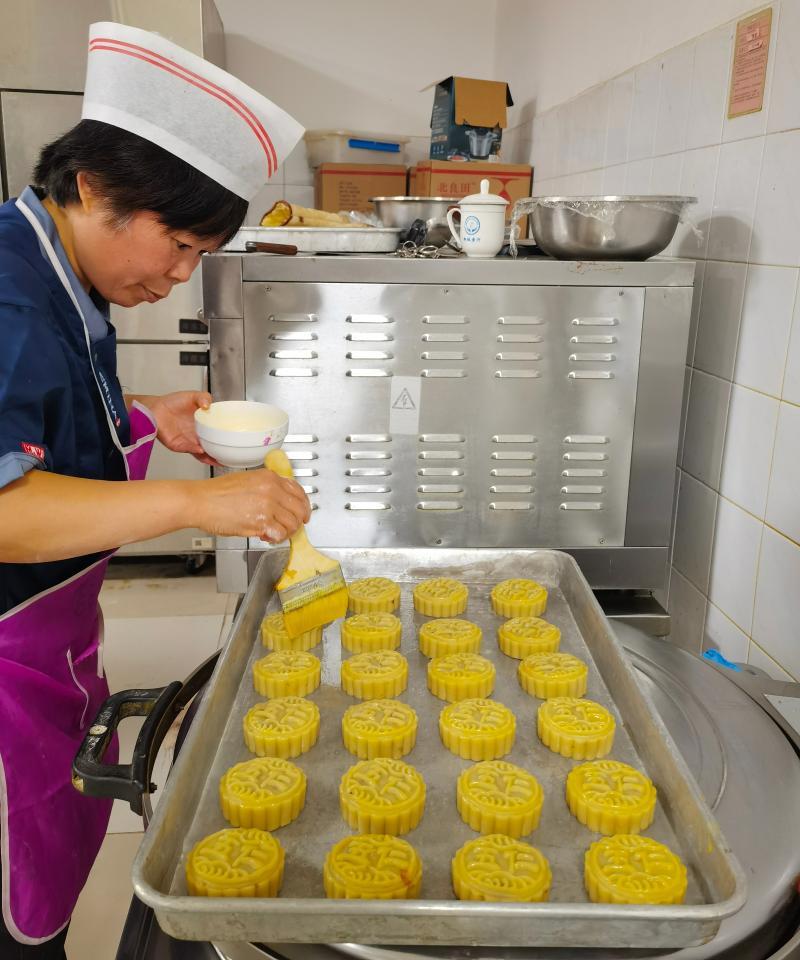 赢博·体育-赢博(中国)开展“我们的节日·精神的家园——中秋节”巧手做月饼活动(图2)