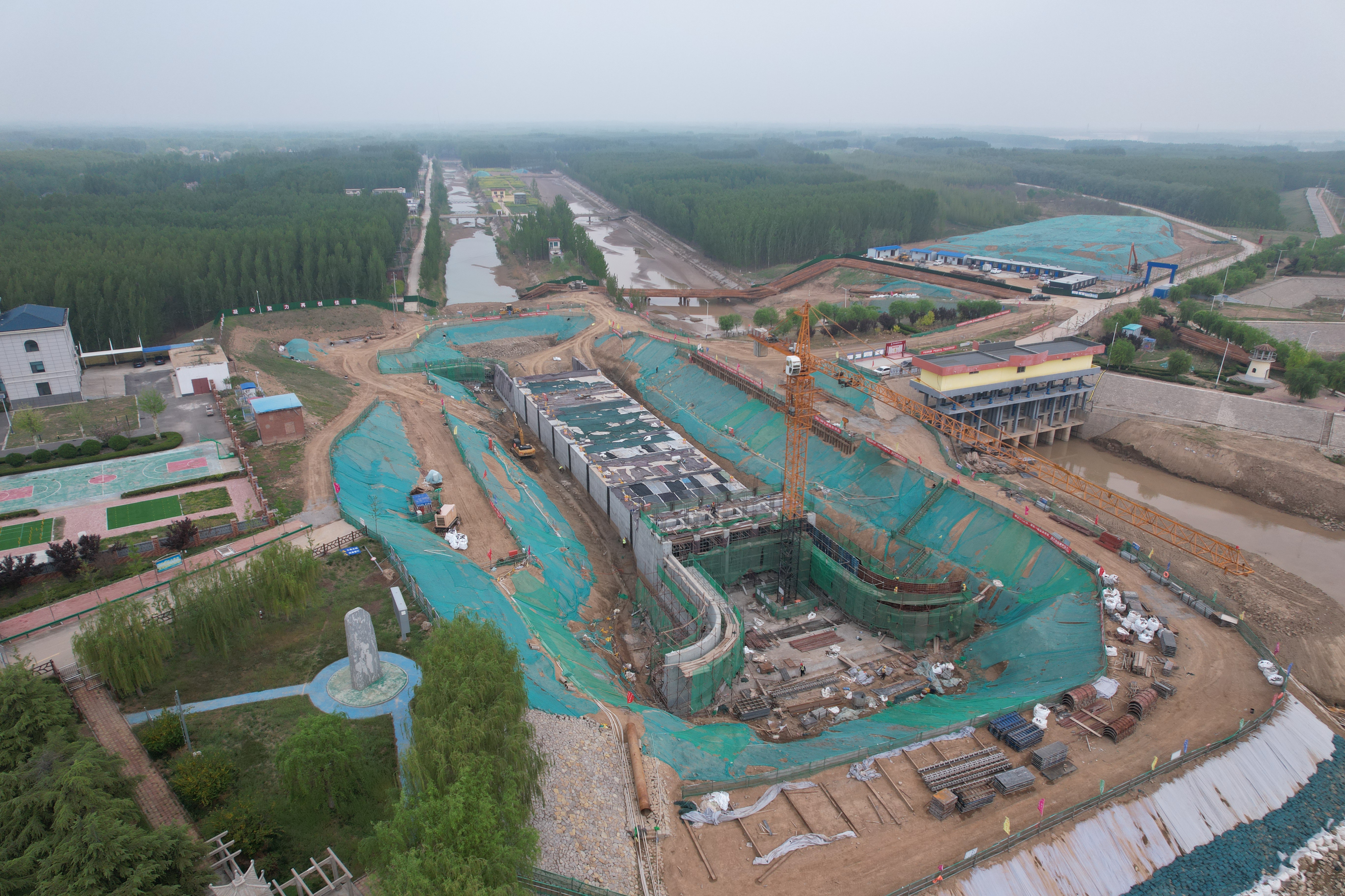 山东安澜公司：汛前抛石“护河安”(图1)