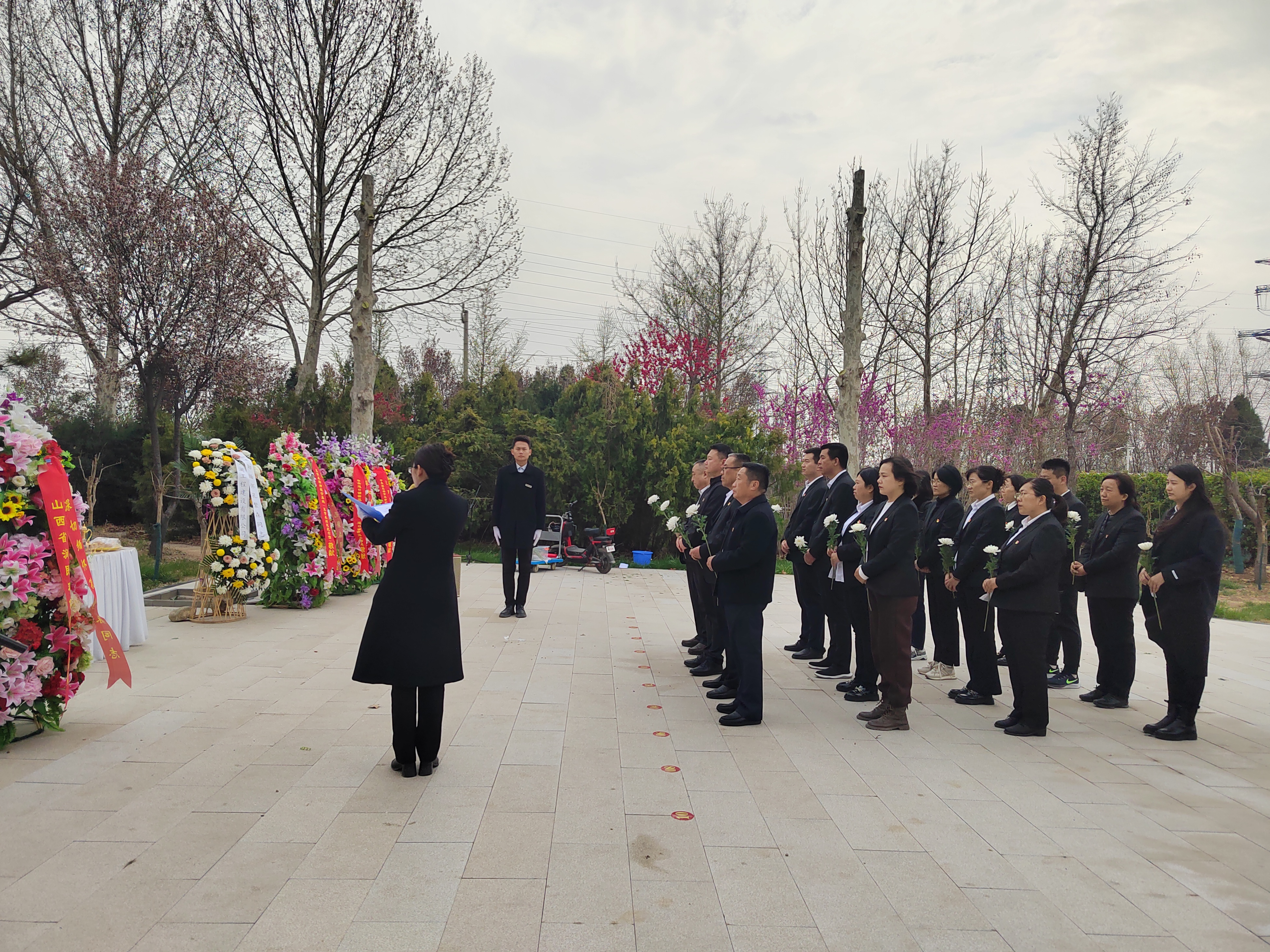 赢博·体育-赢博(中国)开展“清明祭楷模 奋进忆初心”主题党日祭扫活动(图2) 赢博·体育-赢博(中国)开展“清明祭楷模 奋进忆初心”主题党日祭扫活动(图2)